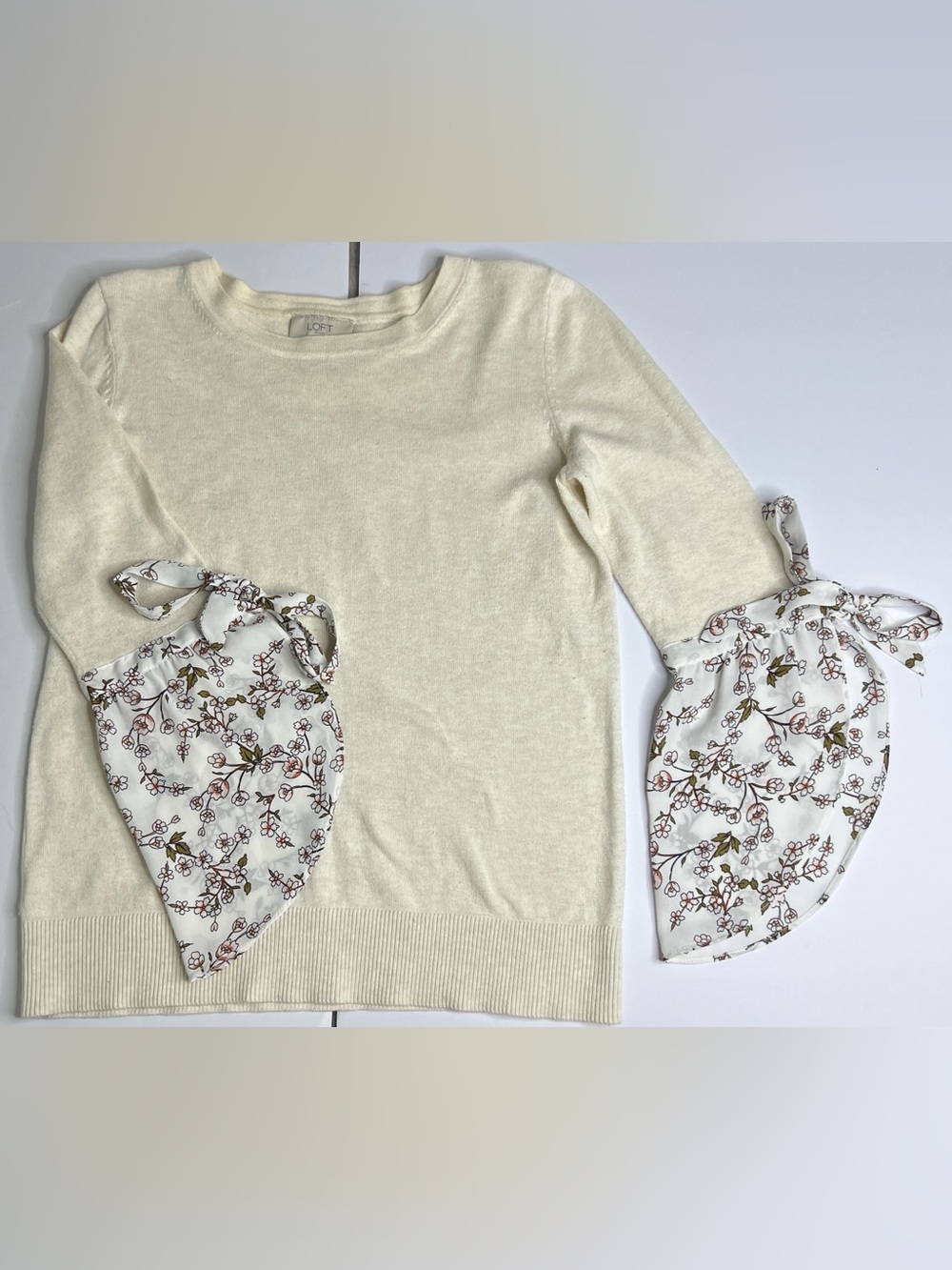 LOFT Outlet Cream Floral Tie Cuff Flounce Sleeve Sweater Size XS‎